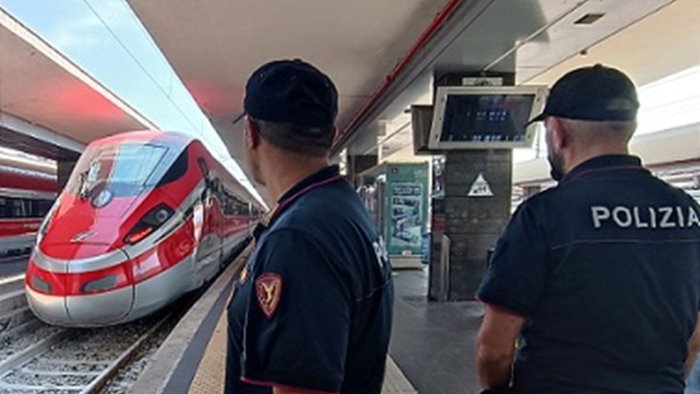 napoli centrale aggredisce personale di fs security arrestato