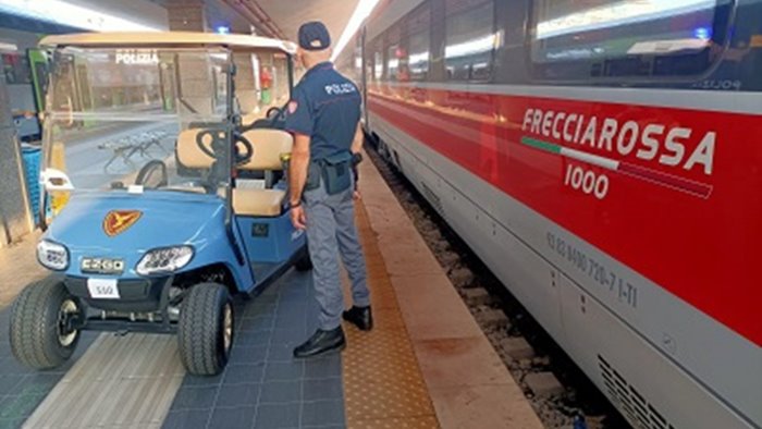 giovani studenti a lezione di sicurezza ferroviaria in campania