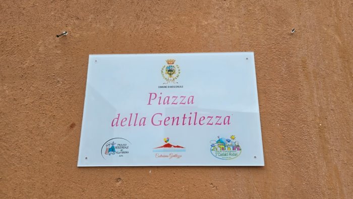 in provincia di napoli c e un comune che dedica una piazza alla gentilezza