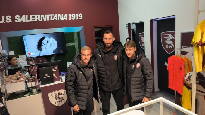 foto meet greet salernitana quanto calore per donnarumma ferraris e villa