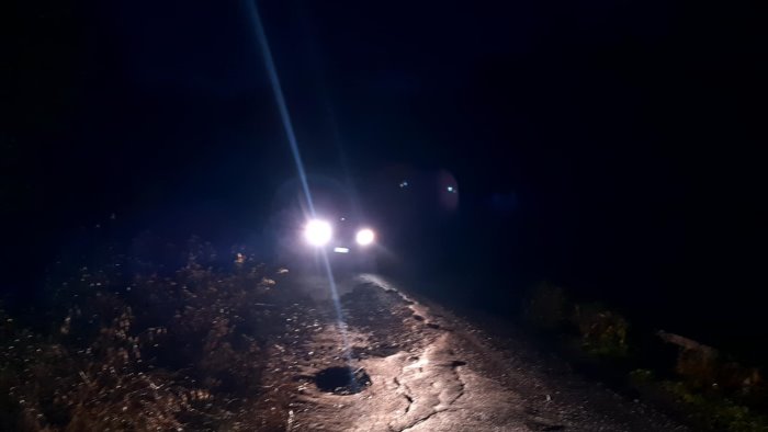 ariano suv centra buca profonda per evitare un frontale sulla strada franata