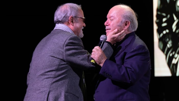 lino banfi risate ricordi e l abbraccio col cugino al premio charlot