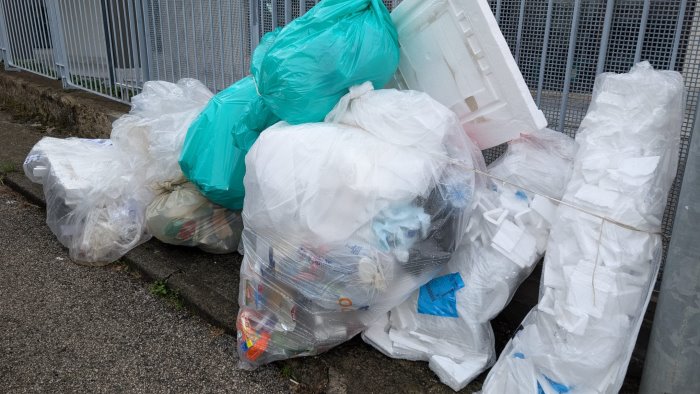 sciopero settore ambientale disagi per la raccolta differenziata in citta