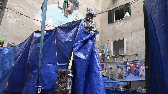 largo maradona resta chiuso turisti delusi tra murale e mausoleo