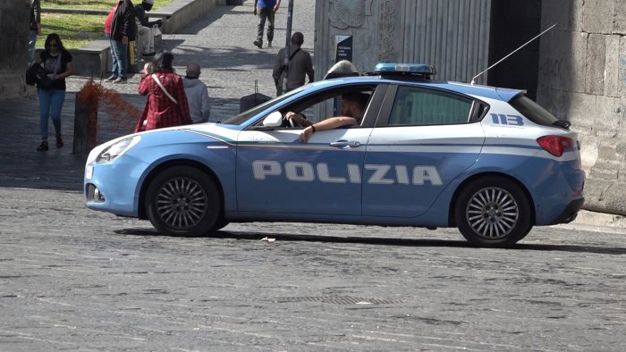 aggredisce poliziotti a napoli era armato di un coltello