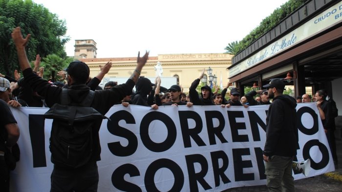 sorrento tifosi in piazza per lo stadio italia vogliamo tornare in citta