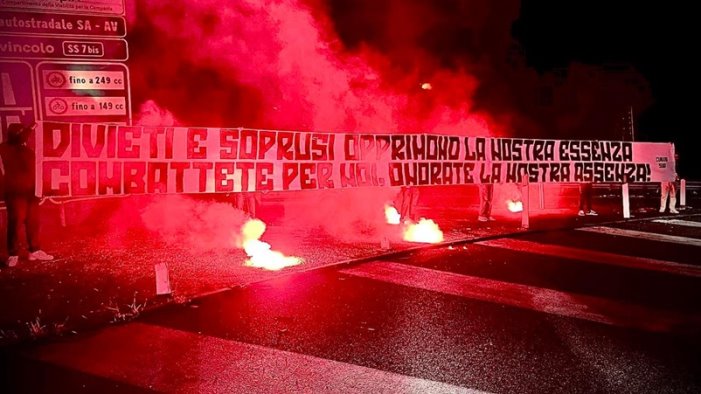 avellino la carica del tifo biancoverde verso castellammare di stabia