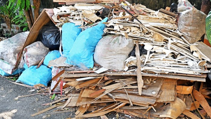 gestione illecita di rifiuti sequestrata un area a cimitile