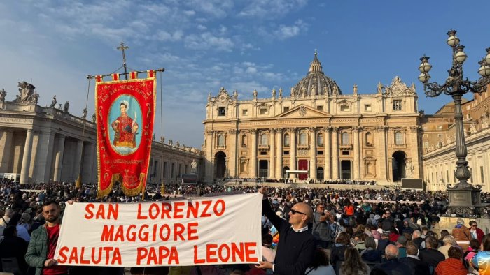 la statua di san lorenzo martire in vaticano per la benedizione di papa leone
