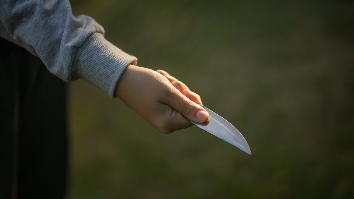 tenta di sedare una lite in strada accoltellato 18enne a napoli