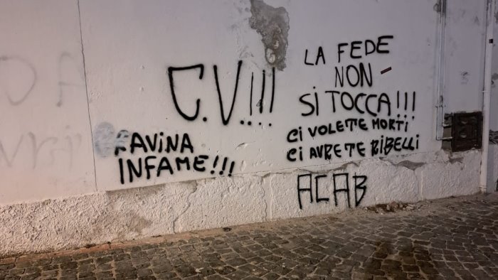 muri imbrattati dai vandali a vietri sul mare l appello dell opposizione