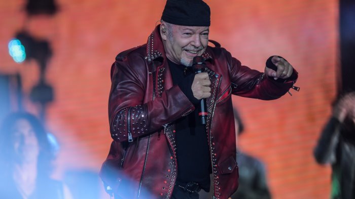 vasco rossi sponsor della squadra dei quartieri spagnoli sono uno di loro