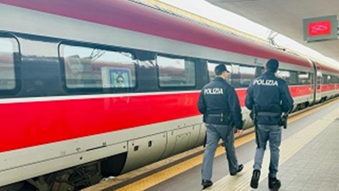 stazione di napoli centrale sorpreso con la droga e arrestato