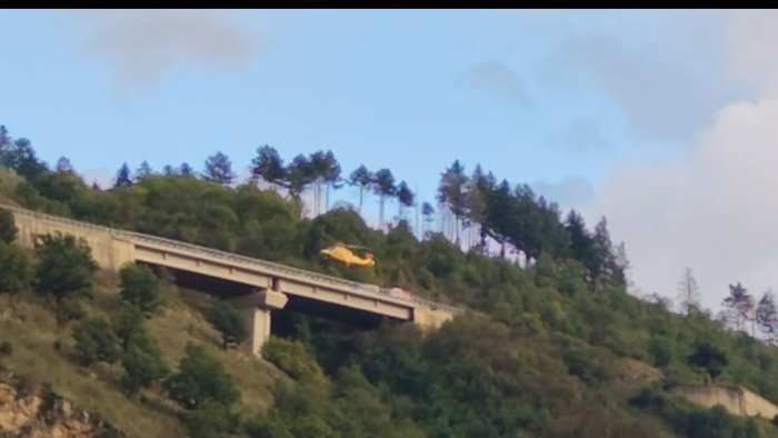 giu dal viadotto dell ofantina montefredane piange antonio siamo distrutti