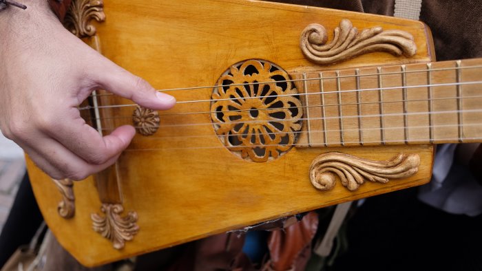 domenica medievale al borgo melizzano rivive la sua storia