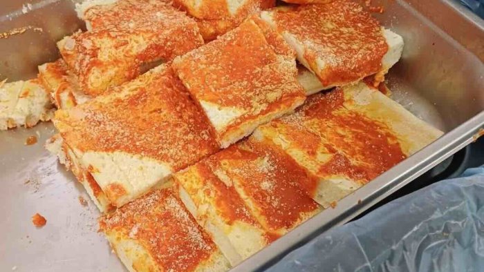 pomodori vecchi e blatte nelle scuole la rabbia delle mamme di fuorigrotta