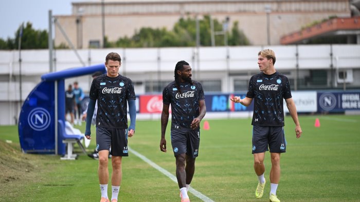 napoli subito al lavoro mctominay e hojlund in dubbio per eindhoven