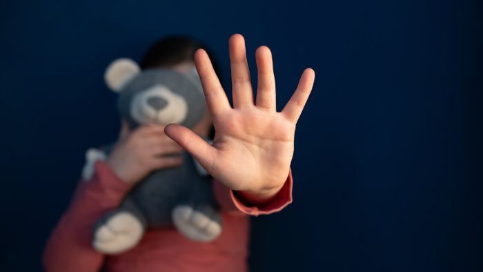 abusi sessuali su una bimba di 7 anni arrestato 54enne