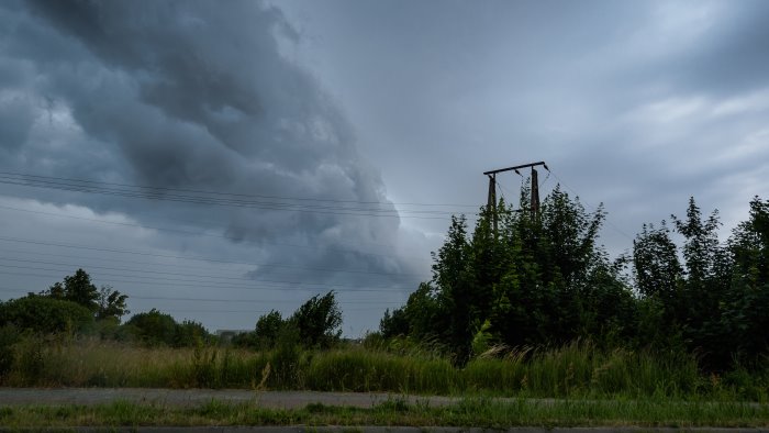 vento forte il sindaco mastella ordina chiusura di parchi villa e cimitero
