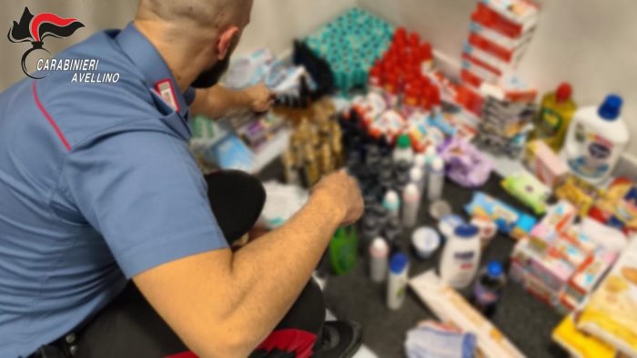 avellino giovane coppia sorpresa con refurtiva i furti nei negozi di atripalda