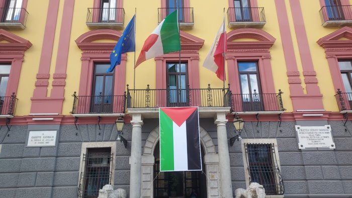 avellino la bandiera della palestina sulla facciata della provincia