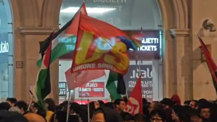manifestazione pro pal a salerno bloccato l ingresso della stazione