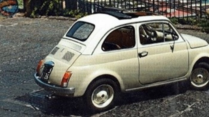 napoli quarto raduno delle fiat 500 storiche in piazza municipio