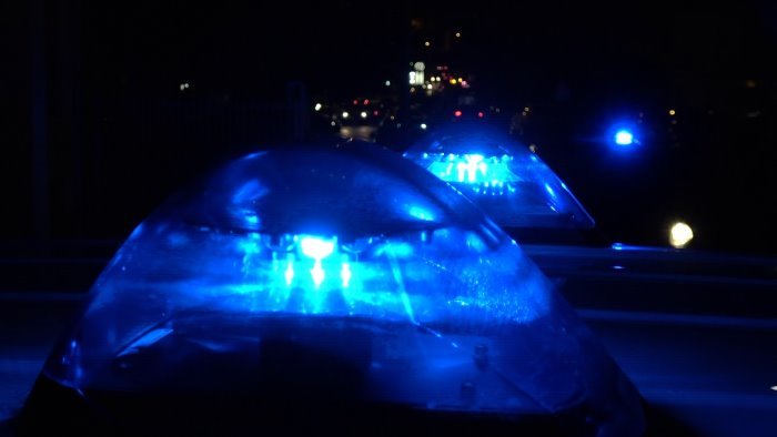 napoli movida non uno ma due coltelli in tasca