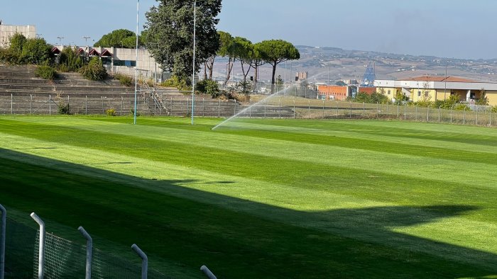 ultras si avvicinano ai mini bus dell ivpc rugby benevento e lanciano petardi