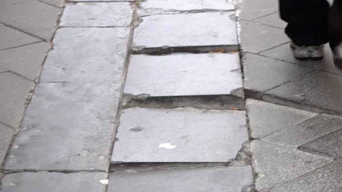 napoli via chiaia tra basoli pericolosi e rattoppi provvisori pedoni a rischio