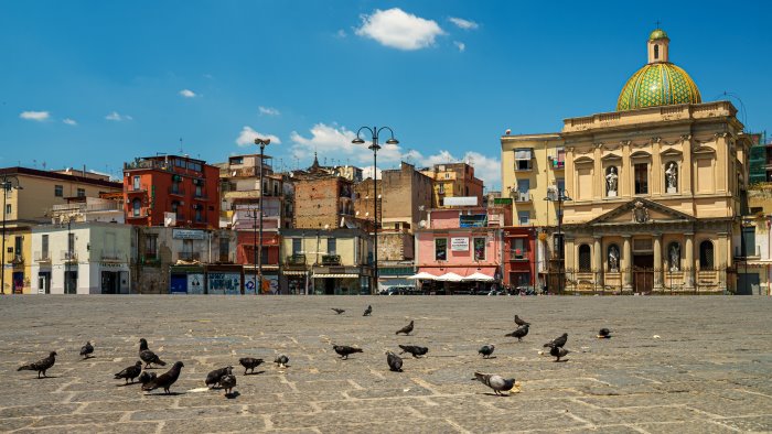 now trasforma piazza mercato tra tecnologia intrattenimento e gusti anni 90