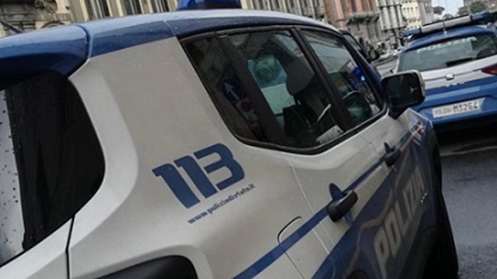 spinto e rapinato mentre entra in un treno della metro arrestato