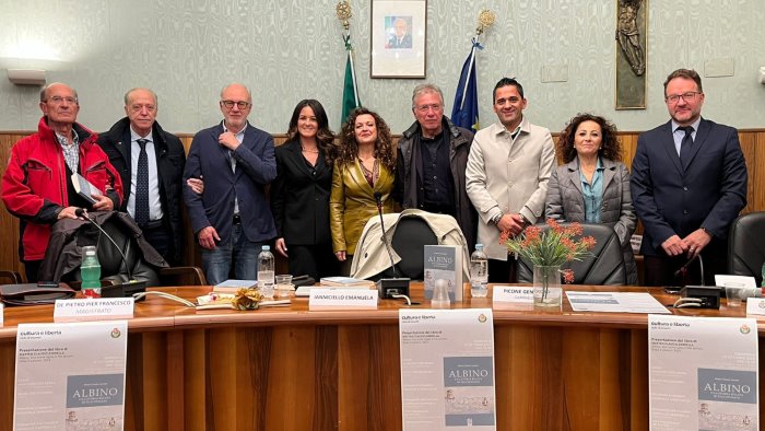 albino storia rigata di filo spinato operazione di memoria