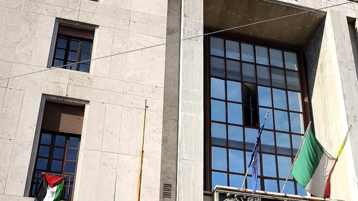 citta metropolitana bandiera della palestina sulla facciata della sede