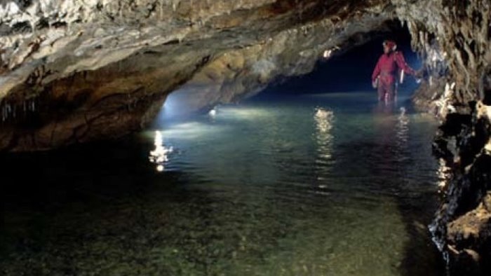 a pertosa le grotte dell angelo aperte alla speleologia per tutti