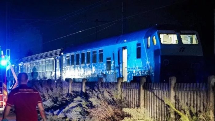 drammatico investimento alla stazione di trecate un morto e due giovani feriti