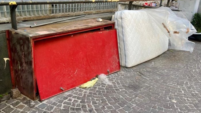 vomero cumuli di rifiuti e ingombranti abbandonati
