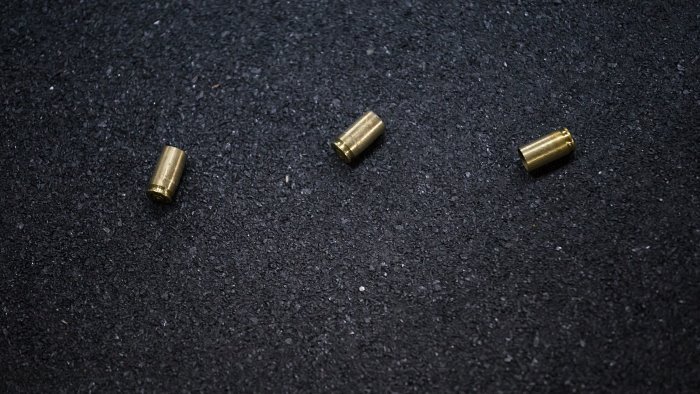 far west davanti al bar esplosi 15 colpi d arma da fuoco 3 persone ferite