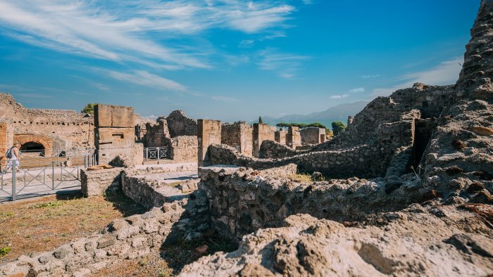 turista polacco raccoglie pietre nel parco archeologico di pompei denunciato