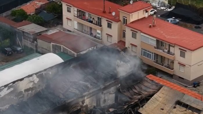 incendio a ponticelli fase acuta superata ma resta l allarme diossina