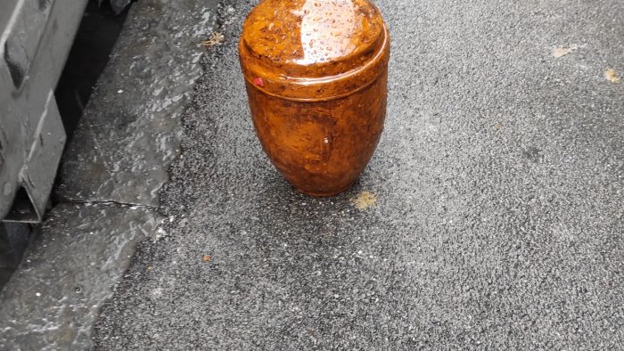 urna funeraria con resti umani abbandonata vicino ai cassonetti dei rifiuti