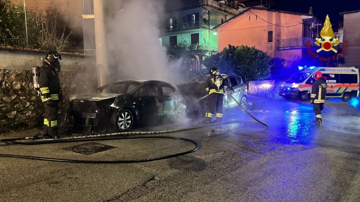 due auto in fiamme a solofra indagini in corso da parte dei carabinieri