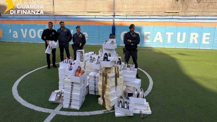 scarpe sedie e ombrelloni donati alla fondazione di don luigi merola