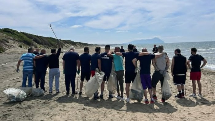 napoli volontari e detenuti insieme per ripulire la rotonda diaz