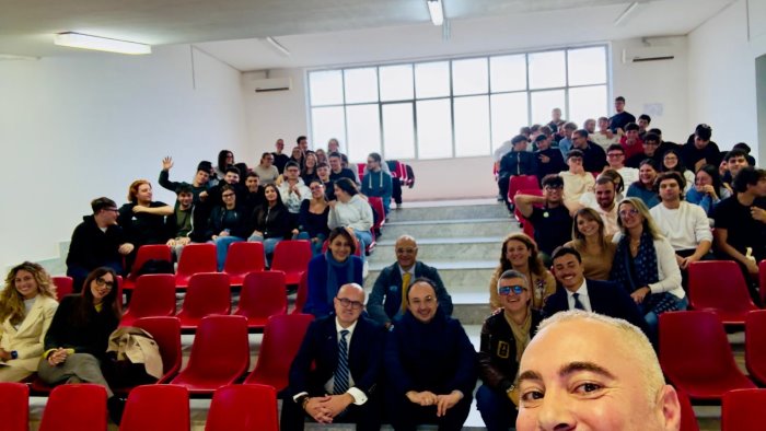 ludopatia giovanile e rischi dell intelligenza artificiale talk a scuola