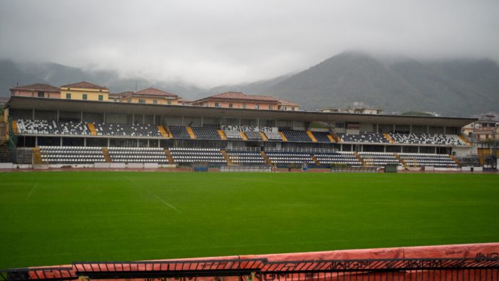 cavese rimosse le reti di protezione nei distinti il club invita i giovani