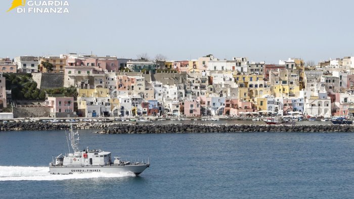 controlli nel golfo di napoli il bilancio della finanza oltre 200 verbali