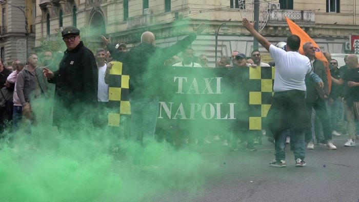 sciopero tassisti a napoli traffico paralizzato e tensioni con ncc