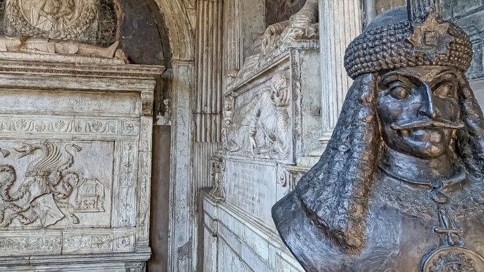 il mistero di dracula a napoli dalla leggenda della tomba al cinema con besson