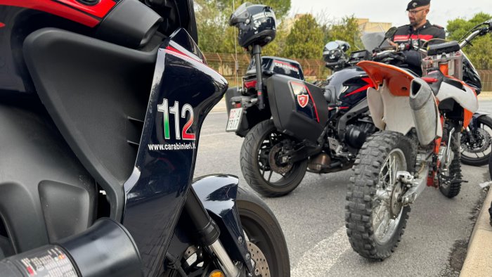 a 15 anni alla guida di un auto fugge a un posto di blocco denunciato